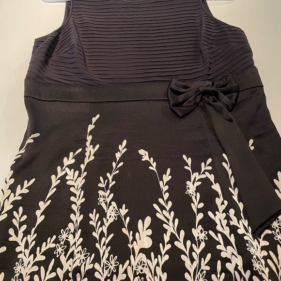 Beautiful black and white BeBe top - Picture 3 of 5